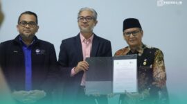 Warek III Universitas Islam Negeri Kiai Haji Achmad Siddiq (UIN KHAS) Jember (kanan) saat menunjukkan nota kerja sama dengan pimpinan UniMAP (Foto: Humas UIN KHAS Jember). 