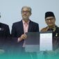 Warek III Universitas Islam Negeri Kiai Haji Achmad Siddiq (UIN KHAS) Jember (kanan) saat menunjukkan nota kerja sama dengan pimpinan UniMAP (Foto: Humas UIN KHAS Jember). 