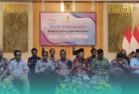 Jajaran Forkopimda Kabupaten Jember bersama Bupati Jember, Muhammad Fawait (tengah, pegang mikrofon), saat agenda Rapat Konsolidasi dan Penataan Pasar Tanjung di Graha Dinas Pendidikan Jember. (Foto: Fadli/Frensia). 