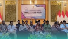 Jajaran Forkopimda Kabupaten Jember bersama Bupati Jember, Muhammad Fawait (tengah, pegang mikrofon), saat agenda Rapat Konsolidasi dan Penataan Pasar Tanjung di Graha Dinas Pendidikan Jember. (Foto: Fadli/Frensia). 