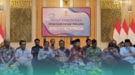 Jajaran Forkopimda Kabupaten Jember bersama Bupati Jember, Muhammad Fawait (tengah, pegang mikrofon), saat agenda Rapat Konsolidasi dan Penataan Pasar Tanjung di Graha Dinas Pendidikan Jember. (Foto: Fadli/Frensia). 