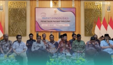 Jajaran Forkopimda Kabupaten Jember bersama Bupati Jember, Muhammad Fawait (tengah, pegang mikrofon), saat agenda Rapat Konsolidasi dan Penataan Pasar Tanjung di Graha Dinas Pendidikan Jember. (Foto: Fadli/Frensia).