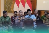 Wakapolres Jember, Kompol Antonio Effan Sulaiman, (tengah, memegang mikrofon) saat agenda rapat konsolidasi dan penataan Pasar Tanjung di Graha Dinas Pendidikan Jember (Foto: Fadli/Frensia). 