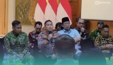 Wakapolres Jember, Kompol Antonio Effan Sulaiman, (tengah, memegang mikrofon) saat agenda rapat konsolidasi dan penataan Pasar Tanjung di Graha Dinas Pendidikan Jember (Foto: Fadli/Frensia).