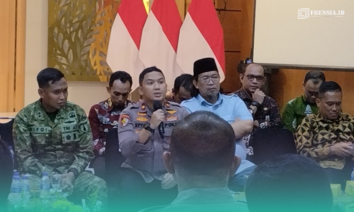 Wakapolres Jember, Kompol Antonio Effan Sulaiman, (tengah, memegang mikrofon) saat agenda rapat konsolidasi dan penataan Pasar Tanjung di Graha Dinas Pendidikan Jember (Foto: Fadli/Frensia). 