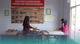 Mahasiswa program studi (Prodi) Matematika Universitas Islam Jember (UIJ), saat membatik di ruang praktik Batikmatika. (Foto: Dok. Batikmatika). 