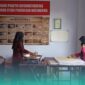 Mahasiswa program studi (Prodi) Matematika Universitas Islam Jember (UIJ), saat membatik di ruang praktik Batikmatika. (Foto: Dok. Batikmatika). 