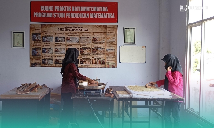 Mahasiswa program studi (Prodi) Matematika Universitas Islam Jember (UIJ), saat membatik di ruang praktik Batikmatika. (Foto: Dok. Batikmatika). 