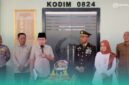 Bupati Jember, Muhammad Fawait, (tengah, pegang mikrofon), dan Komandan Kodim 0824 Jember, Letkol Infanteri Rifqi Muhammad Syuhada (sebelah kanan Gus Fawait) saat menghadiri acara peringatan HUT ke-81 TNI di Makodim 0824 Jember (Foto: Fadli/Frensia). 