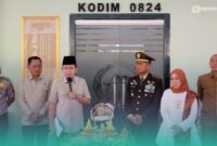 Bupati Jember, Muhammad Fawait, (tengah, pegang mikrofon), dan Komandan Kodim 0824 Jember, Letkol Infanteri Rifqi Muhammad Syuhada (sebelah kanan Gus Fawait) saat menghadiri acara peringatan HUT ke-81 TNI di Makodim 0824 Jember (Foto: Fadli/Frensia). 