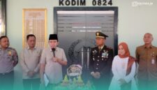 Bupati Jember, Muhammad Fawait, (tengah, pegang mikrofon), dan Komandan Kodim 0824 Jember, Letkol Infanteri Rifqi Muhammad Syuhada (sebelah kanan Gus Fawait) saat menghadiri acara peringatan HUT ke-81 TNI di Makodim 0824 Jember (Foto: Fadli/Frensia). 