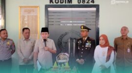 Bupati Jember, Muhammad Fawait, (tengah, pegang mikrofon), dan Komandan Kodim 0824 Jember, Letkol Infanteri Rifqi Muhammad Syuhada (sebelah kanan Gus Fawait) saat menghadiri acara peringatan HUT ke-81 TNI di Makodim 0824 Jember (Foto: Fadli/Frensia). 