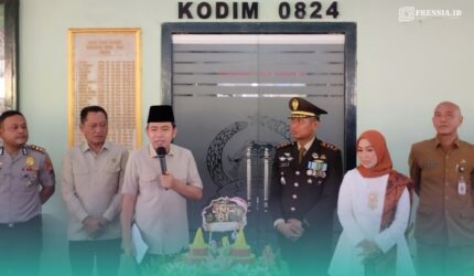 Bupati Jember, Muhammad Fawait, (tengah, pegang mikrofon), dan Komandan Kodim 0824 Jember, Letkol Infanteri Rifqi Muhammad Syuhada (sebelah kanan Gus Fawait) saat menghadiri acara peringatan HUT ke-81 TNI di Makodim 0824 Jember (Foto: Fadli/Frensia).