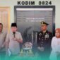 Bupati Jember, Muhammad Fawait, (tengah, pegang mikrofon), dan Komandan Kodim 0824 Jember, Letkol Infanteri Rifqi Muhammad Syuhada (sebelah kanan Gus Fawait) saat menghadiri acara peringatan HUT ke-81 TNI di Makodim 0824 Jember (Foto: Fadli/Frensia). 