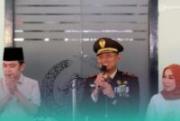 Komandan Kodim (Dandim) 0824/Jember, Letkol Inf Rifqi Muhammad Syuhada (tengah, pegang mikrofon), saat sambutan dalam acara peringatan Hari Ulang Tahun (HUT) ke-81 TNI di Makodim 0824/Jember. (Foto: Fadli/Frensia). 