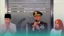 Komandan Kodim (Dandim) 0824/Jember, Letkol Inf Rifqi Muhammad Syuhada (tengah, pegang mikrofon), saat sambutan dalam acara peringatan Hari Ulang Tahun (HUT) ke-81 TNI di Makodim 0824/Jember. (Foto: Fadli/Frensia). 