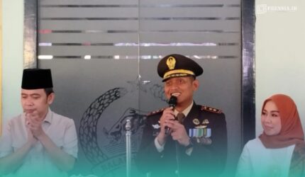 Komandan Kodim (Dandim) 0824/Jember, Letkol Inf Rifqi Muhammad Syuhada (tengah, pegang mikrofon), saat sambutan dalam acara peringatan Hari Ulang Tahun (HUT) ke-81 TNI di Makodim 0824/Jember. (Foto: Fadli/Frensia).