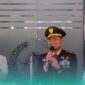 Komandan Kodim (Dandim) 0824/Jember, Letkol Inf Rifqi Muhammad Syuhada (tengah, pegang mikrofon), saat sambutan dalam acara peringatan Hari Ulang Tahun (HUT) ke-81 TNI di Makodim 0824/Jember. (Foto: Fadli/Frensia). 