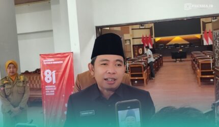 Bupati Jember, Muhammad Fawait atau Gus Fawait, seusai menghadiri Rapat Paripurna III DPRD Kabupaten Jember, dengan acara Jawaban Bupati atas Pandangan Umum Fraksi dalam Menanggapi Penyampaian Penjelasan Raperda tentang APBD Kabupaten Jember Tahun Anggaran 2027 (Foto: Fadli/Frensia).