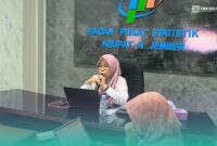 Kepala Badan Pusat Statistik (BPS) Jember, Peni Dwi Wahyu Winarsi, saat membacakan rilis data Kecamatan Dalam Angka Tahun 2026, di Kantor BPS Jember. (Foto: Humas BPS Jember). 