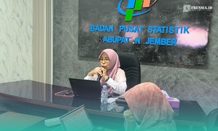 Kepala Badan Pusat Statistik (BPS) Jember, Peni Dwi Wahyu Winarsi, saat membacakan rilis data Kecamatan Dalam Angka Tahun 2026, di Kantor BPS Jember. (Foto: Humas BPS Jember). 