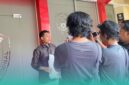 Penasihat Hukum Pelapor, Achmad Fais, saat diwawancara awak media di Mapolres Jember. (Foto: Fadli/Frensia). 