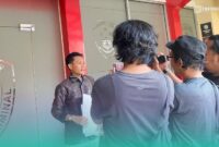 Penasihat Hukum Pelapor, Achmad Fais, saat diwawancara awak media di Mapolres Jember. (Foto: Fadli/Frensia). 