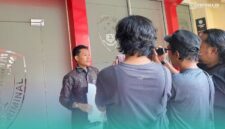 Penasihat Hukum Pelapor, Achmad Fais, saat diwawancara awak media di Mapolres Jember. (Foto: Fadli/Frensia).