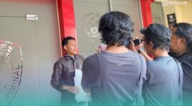 Penasihat Hukum Pelapor, Achmad Fais, saat diwawancara awak media di Mapolres Jember. (Foto: Fadli/Frensia). 