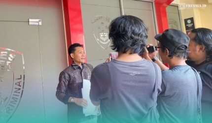 Penasihat Hukum Pelapor, Achmad Fais, saat diwawancara awak media di Mapolres Jember. (Foto: Fadli/Frensia).