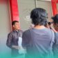 Penasihat Hukum Pelapor, Achmad Fais, saat diwawancara awak media di Mapolres Jember. (Foto: Fadli/Frensia). 