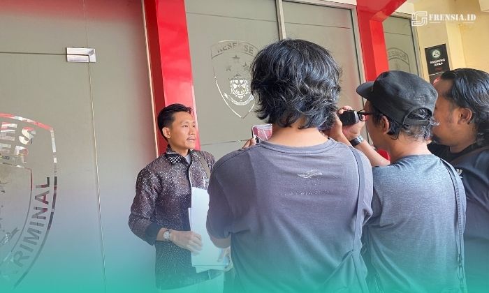 Penasihat Hukum Pelapor, Achmad Fais, saat diwawancara awak media di Mapolres Jember. (Foto: Fadli/Frensia). 