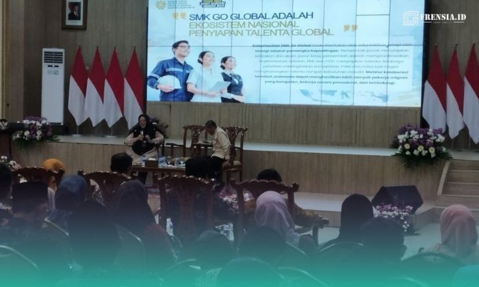 Kepala Badan Pelindungan Pekerja Migran Indonesia (BP3MI) Jawa Timur, Kombes Pol Tyas Puji Rahadi, saat menyampaikan sosialisasi terkait Program 'SMK Go Global' , di Pendopo Wahyawibawagraha, Jember. (Foto: Istimewa). 