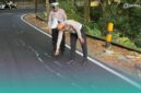 Petugas Satlantas Polres Jember saat mengecek kondisi jalan  raya jalur Jember-Banyuwangi yang retak. (Foto: Istimewa). 
