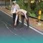 Petugas Satlantas Polres Jember saat mengecek kondisi jalan  raya jalur Jember-Banyuwangi yang retak. (Foto: Istimewa). 