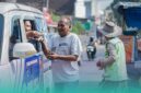 Petugas Satlantas Polres Jember, saat membagikan sembako dan nasi bungkus ke warga Jember. (Foto: Istimewa). 