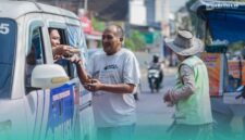 Petugas Satlantas Polres Jember, saat membagikan sembako dan nasi bungkus ke warga Jember. (Foto: Istimewa). 