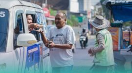 Petugas Satlantas Polres Jember, saat membagikan sembako dan nasi bungkus ke warga Jember. (Foto: Istimewa). 