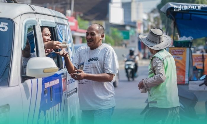 Petugas Satlantas Polres Jember, saat membagikan sembako dan nasi bungkus ke warga Jember. (Foto: Istimewa). 