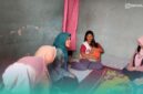 Ketua Tim Penggerak PKK Kabupaten Jember, Ning Ghyta, saat melakukan kunjungan program Homecare, ke rumah Elisa, balita dengan kategori stunting. (Foto: Fadli/Frensia). 