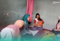 Ketua Tim Penggerak PKK Kabupaten Jember, Ning Ghyta, saat melakukan kunjungan program Homecare, ke rumah Elisa, balita dengan kategori stunting. (Foto: Fadli/Frensia). 