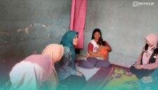 Ketua Tim Penggerak PKK Kabupaten Jember, Ning Ghyta, saat melakukan kunjungan program Homecare, ke rumah Elisa, balita dengan kategori stunting. (Foto: Fadli/Frensia). 