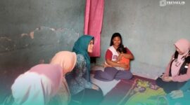 Ketua Tim Penggerak PKK Kabupaten Jember, Ning Ghyta, saat melakukan kunjungan program Homecare, ke rumah Elisa, balita dengan kategori stunting. (Foto: Fadli/Frensia). 