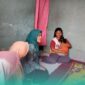 Ketua Tim Penggerak PKK Kabupaten Jember, Ning Ghyta, saat melakukan kunjungan program Homecare, ke rumah Elisa, balita dengan kategori stunting. (Foto: Fadli/Frensia). 