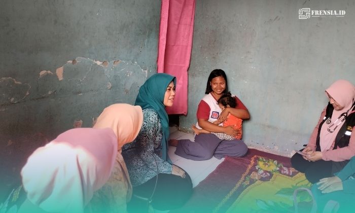 Ketua Tim Penggerak PKK Kabupaten Jember, Ning Ghyta, saat melakukan kunjungan program Homecare, ke rumah Elisa, balita dengan kategori stunting. (Foto: Fadli/Frensia). 