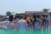 Jenazah M. Abdul Rosyid (30), kernet truk yang menjadi korban kecelakaan laut KMP Virgo Transport 8 di perairan Masalembo, tiba di rumah duka di Desa Sruni, Kecamatan Jenggawah, Jember. (Foto: Istimewa). 