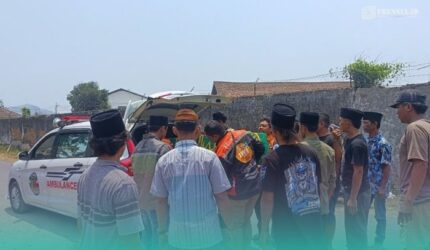 Jenazah M. Abdul Rosyid (30), kernet truk yang menjadi korban kecelakaan laut KMP Virgo Transport 8 di perairan Masalembo, tiba di rumah duka di Desa Sruni, Kecamatan Jenggawah, Jember. (Foto: Istimewa).