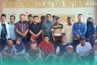 Masyarakat Pejuang Petani Hutan (MPPH) Kecamatan Mayang, Jember, bersama Lembaga Bantuan Hukum Mitra Kawula Nusantara (LBH MKN) saat setelah melakukan hearing dengan Komisi B DPRD Jember. (Foto: David). 