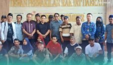 Masyarakat Pejuang Petani Hutan (MPPH) Kecamatan Mayang, Jember, bersama Lembaga Bantuan Hukum Mitra Kawula Nusantara (LBH MKN) saat setelah melakukan hearing dengan Komisi B DPRD Jember. (Foto: David). 