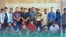 Masyarakat Pejuang Petani Hutan (MPPH) Kecamatan Mayang, Jember, bersama Lembaga Bantuan Hukum Mitra Kawula Nusantara (LBH MKN) saat setelah melakukan hearing dengan Komisi B DPRD Jember. (Foto: David). 